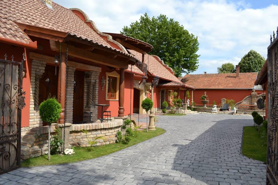 Villa Medici Vendeghaz Kiskoros Buitenkant foto