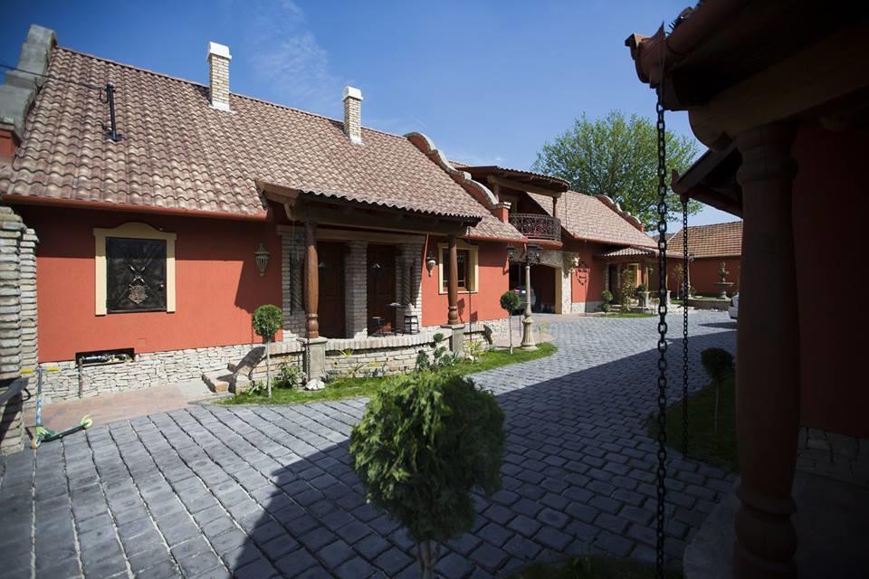 Villa Medici Vendeghaz Kiskoros Buitenkant foto