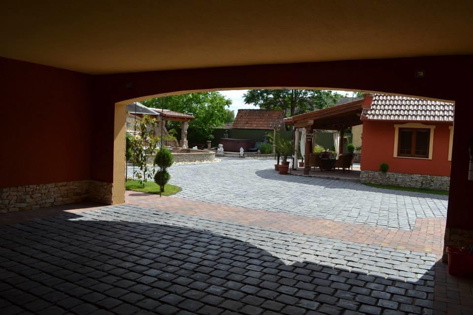 Villa Medici Vendeghaz Kiskoros Buitenkant foto